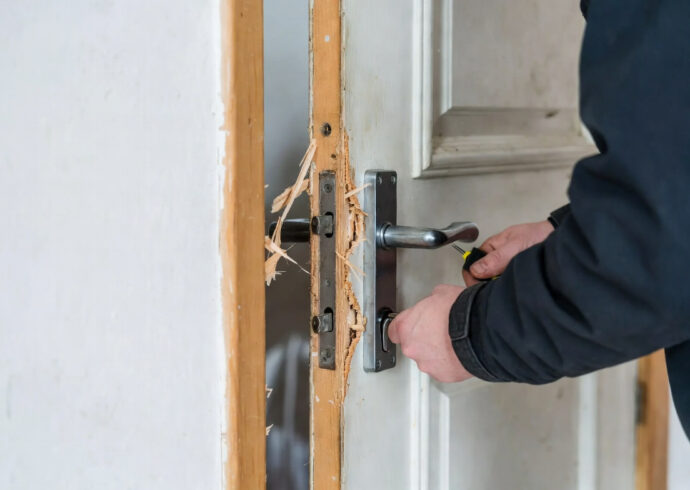 Serrurier Genève : Mise en Sécurité Effraction (Porte & Vitre) 24/7)