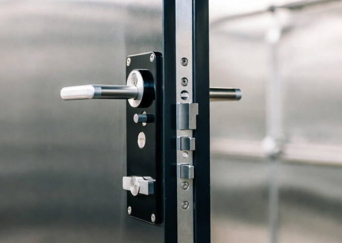 Un gros plan sur une belle serrure multipoints ou une porte blindée pour illustrer le côté "haute sécurité